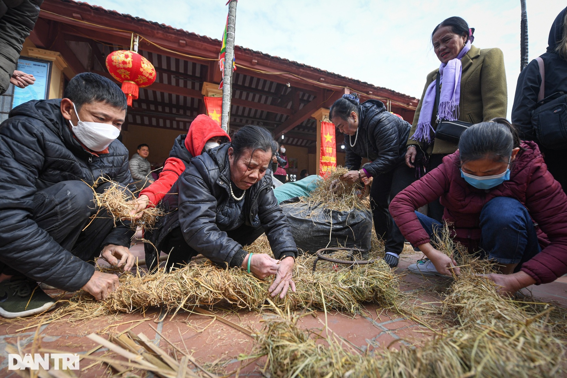 Cả làng chung tay giã gạo, thổi lửa thi nấu cơm giữa sân đình ở Hà Nội - 4 Cả làng chung tay giã gạo, thổi lửa thi nấu cơm giữa sân đình ở Hà Nội - 4