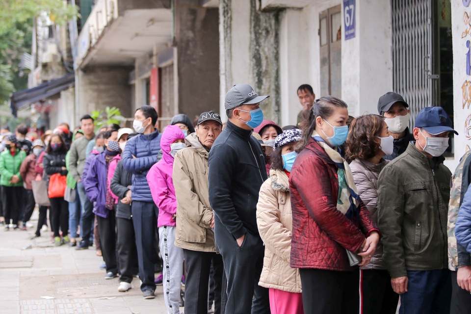Hà Nội: Xếp hàng dài cả trăm mét đợi mua khẩu trang diệt khuẩn - 7 Hà Nội: Xếp hàng dài cả trăm mét đợi mua khẩu trang diệt khuẩn - 7