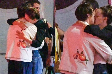 Khoảnh khắc mỹ nhân Olivia Wilde hôn say đắm bạn trai kém 10 tuổi