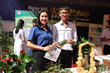 Cô trò phố núi chung tay bảo tồn lan rừng