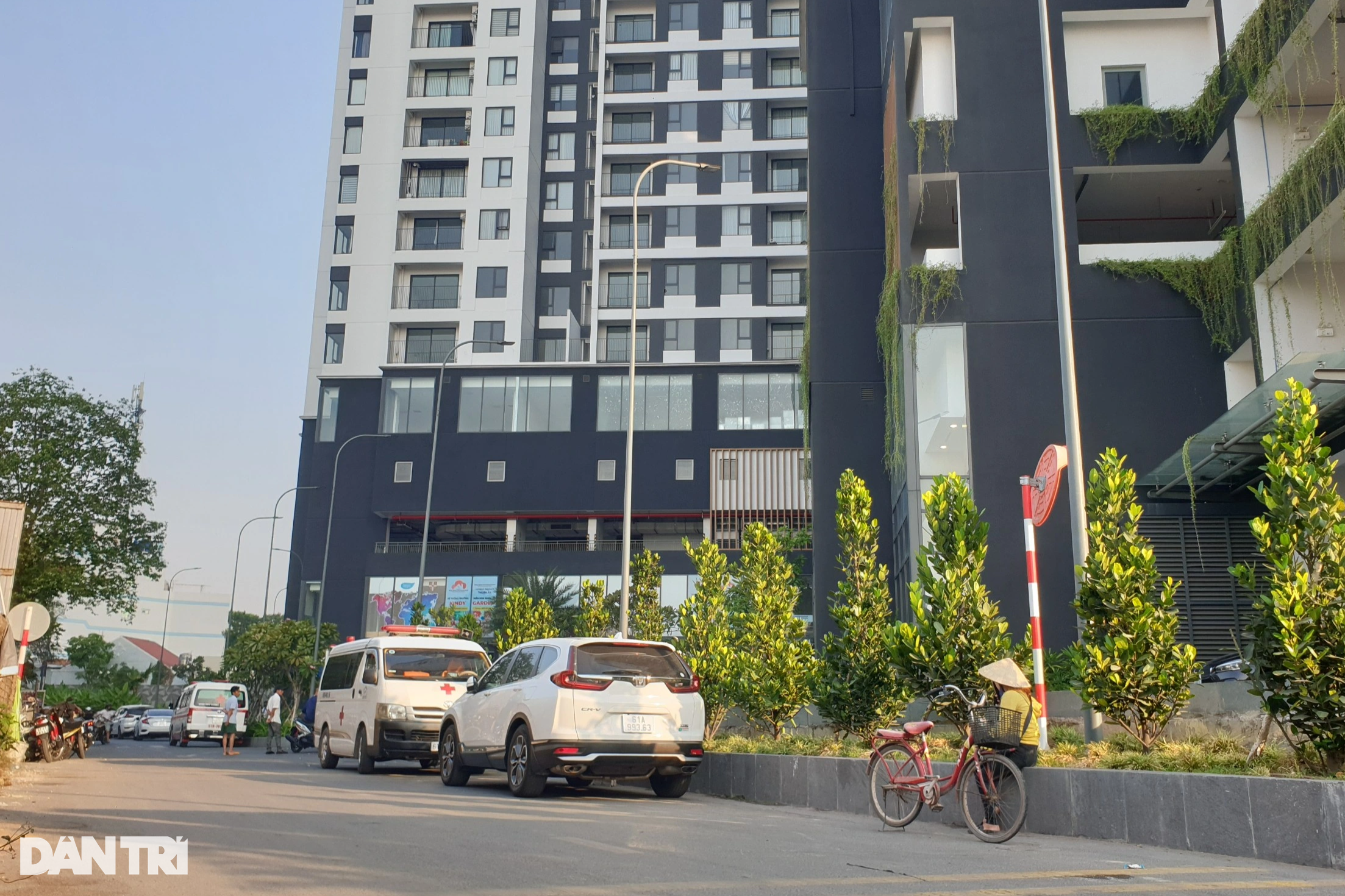 Cô gái tử vong dưới sân chung cư ở Bình Dương, nghi rơi từ tầng 23 - 1 Cô gái tử vong dưới sân chung cư ở Bình Dương, nghi rơi từ tầng 23 - 1