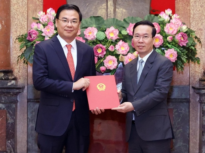 Chủ tịch nước Võ Văn Thưởng trao quyết định cho ông Phạm Quang Hiệu.