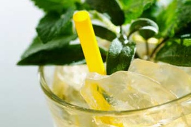 4 nhóm người không nên uống trà lạnh ngày hè