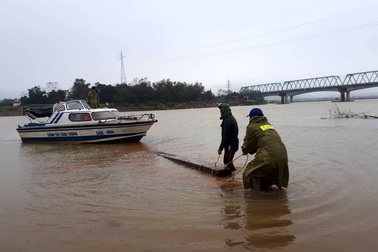 Truy đuổi lâm tặc chở gỗ lậu trên sông trong đêm mưa lớn