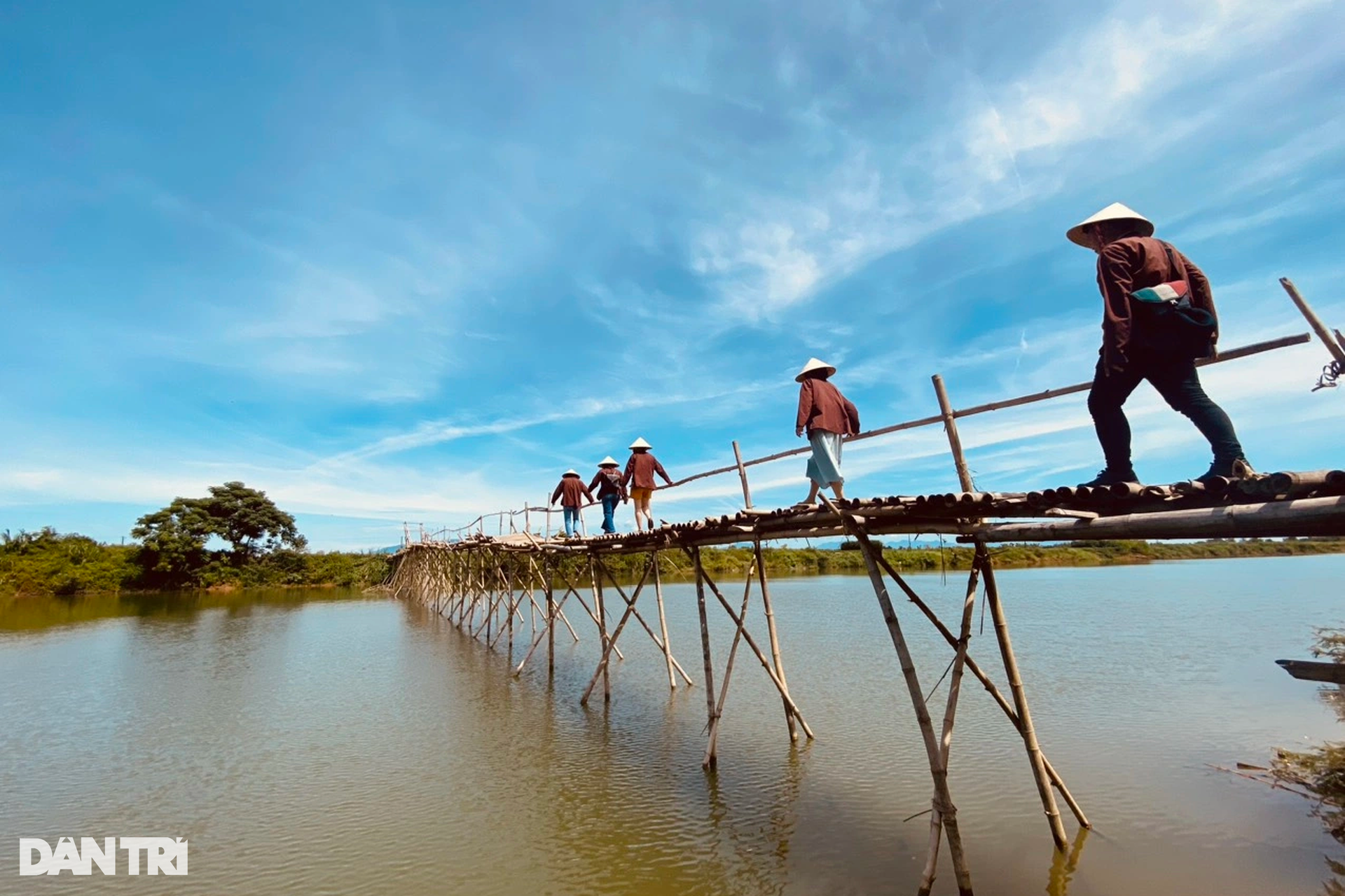Cầu tre duy nhất còn lại ở Quảng Nam, khách nước ngoài thích thú chụp ảnh - 12 Cầu tre duy nhất còn lại ở Quảng Nam, khách nước ngoài thích thú chụp ảnh - 12