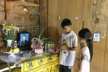 Bố đột ngột qua đời, hai anh em trọ học trong căn phòng 15m2