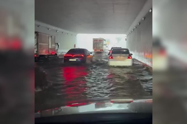 Ngập hầm chui Nguyễn Văn Linh - Nguyễn Hữu Thọ do mưa trái mùa ở TPHCM