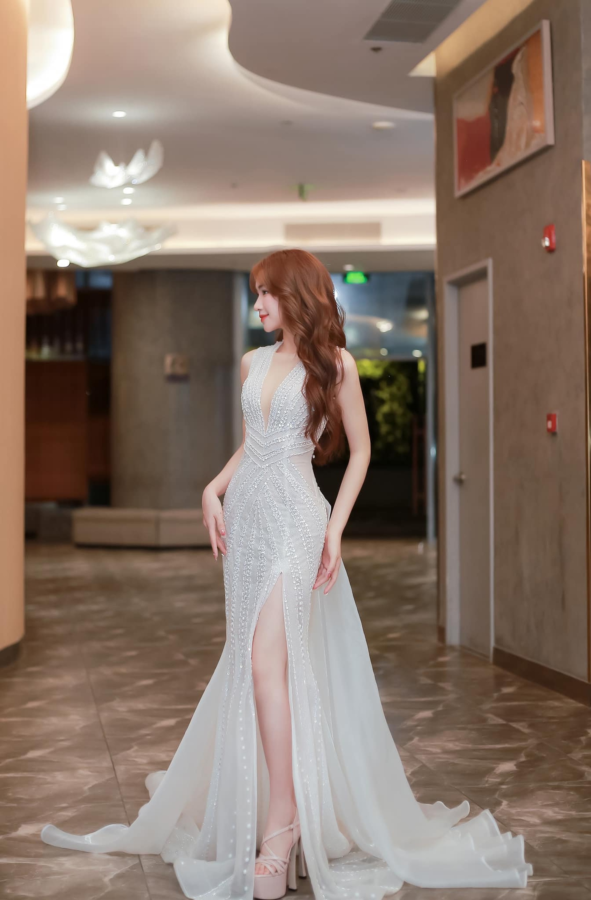 Bộ sưu tập giày cà kheo giúp Hòa Minzy như hoa hậu, đôi 30cm gây choáng - 7 Bộ sưu tập giày cà kheo giúp Hòa Minzy như hoa hậu, đôi 30cm gây choáng - 7