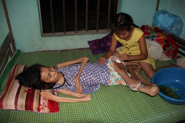 Cảm phục bé 9 tuổi chăm mẹ nằm liệt đã 9 năm trời