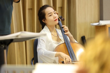 Tiến sĩ cello Đinh Hoài Xuân say mê tập luyện với Dàn nhạc quốc tế