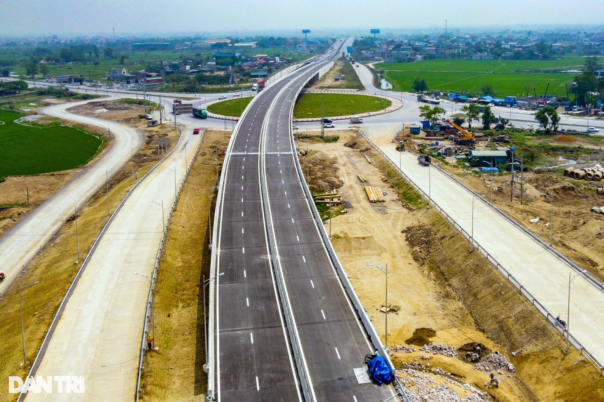Cao tốc đoạn Ninh Bình - Thanh Hóa gấp rút về đích dịp 30/4 - 2 Cao tốc đoạn Ninh Bình - Thanh Hóa gấp rút về đích dịp 30/4 - 2