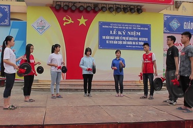 Thầy giáo đưa cồng chiêng vào trường học.