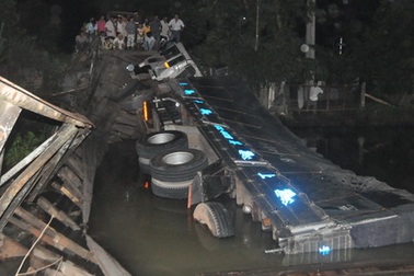 Sập cầu, xe chở 40 tấn gạo đổ nhào xuống sông