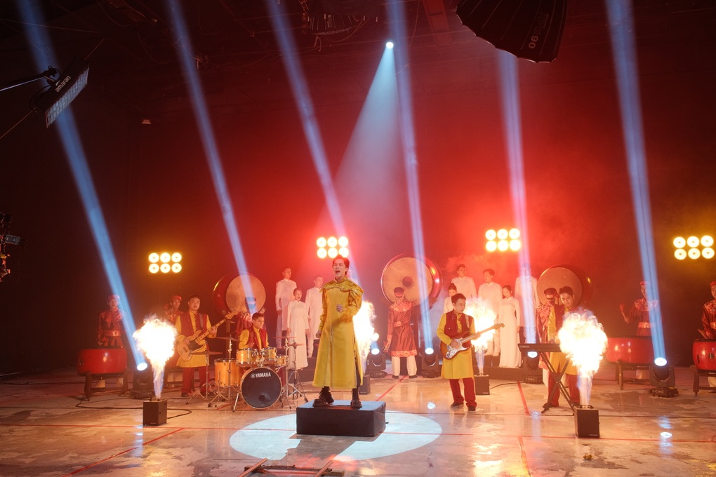 NSND Hữu Quốc lần đầu kết hợp ca sĩ Minh Sang đưa hịch vào nhạc trẻ - 2 NSND Hữu Quốc lần đầu kết hợp ca sĩ Minh Sang đưa hịch vào nhạc trẻ - 2