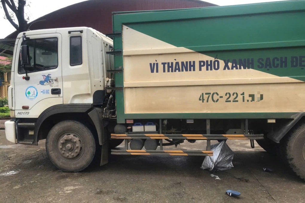 Học sinh lớp 6 tử vong sau khi bị xe thu gom rác tông trong trường - 1 Học sinh lớp 6 tử vong sau khi bị xe thu gom rác tông trong trường - 1