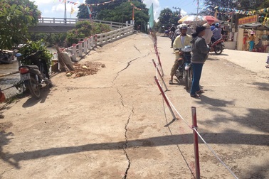 Cầu trên 3 tỷ đồng sử dụng 10 tháng đã sụp, lún nghiêm trọng