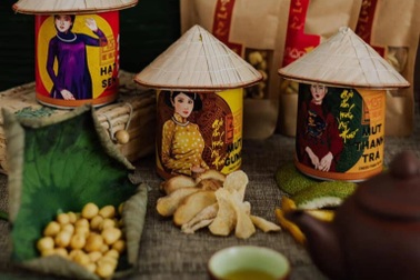 Người phụ nữ dành cả thanh xuân để "gói ân tình" vào đặc sản xứ Huế