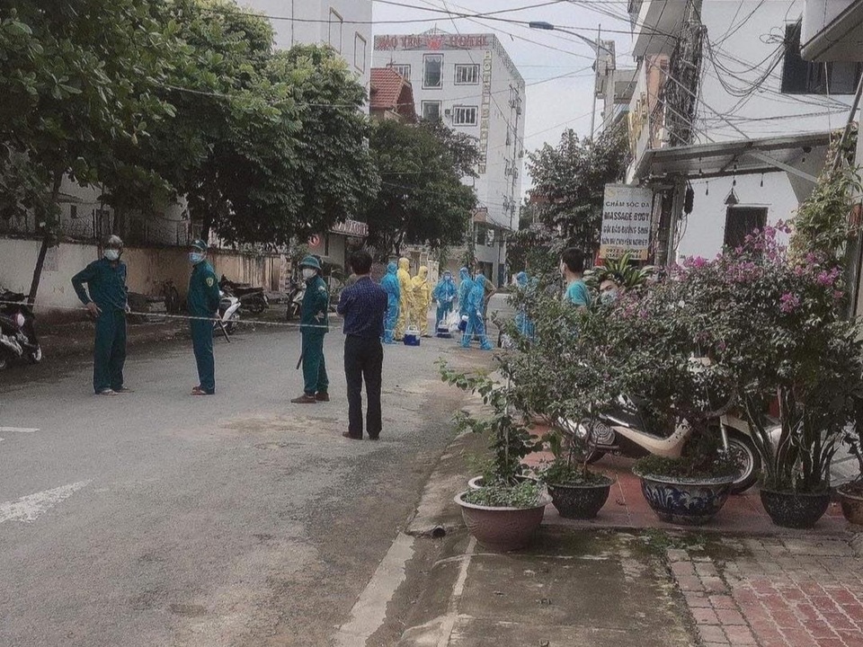 Yên Bái lập chốt ở khu dân cư liên quan chuyên gia TQ dương tính SARS-CoV-2 - 2 Yên Bái lập chốt ở khu dân cư liên quan chuyên gia TQ dương tính SARS-CoV-2 - 2