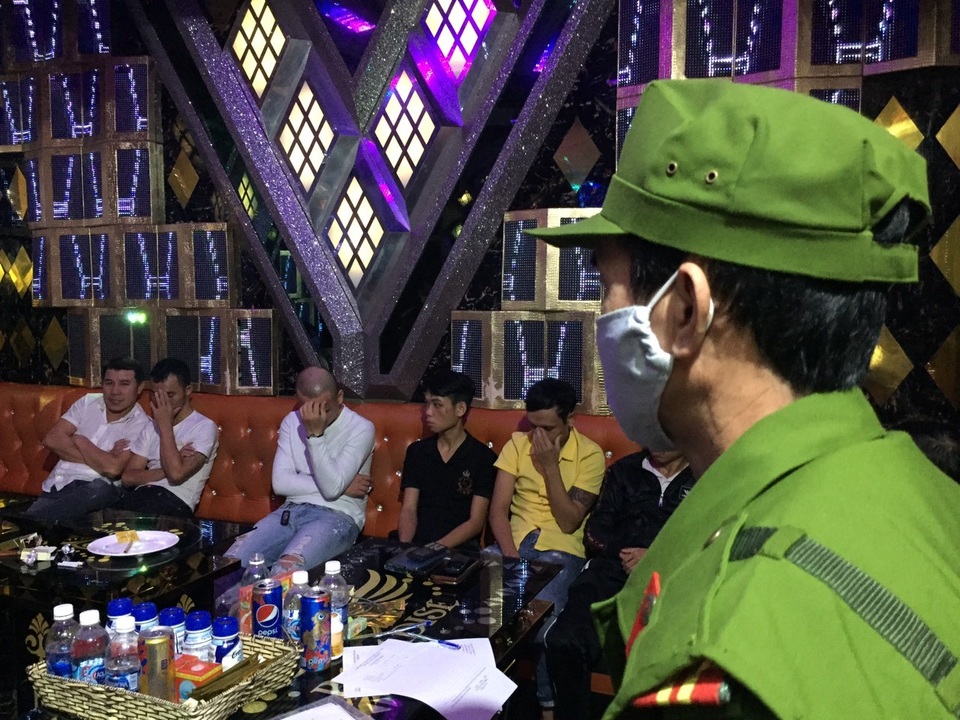 Đột kích quán karaoke, phát hiện 27 thanh niên dương tính với chất ma túy - 1 Đột kích quán karaoke, phát hiện 27 thanh niên dương tính với chất ma túy - 1