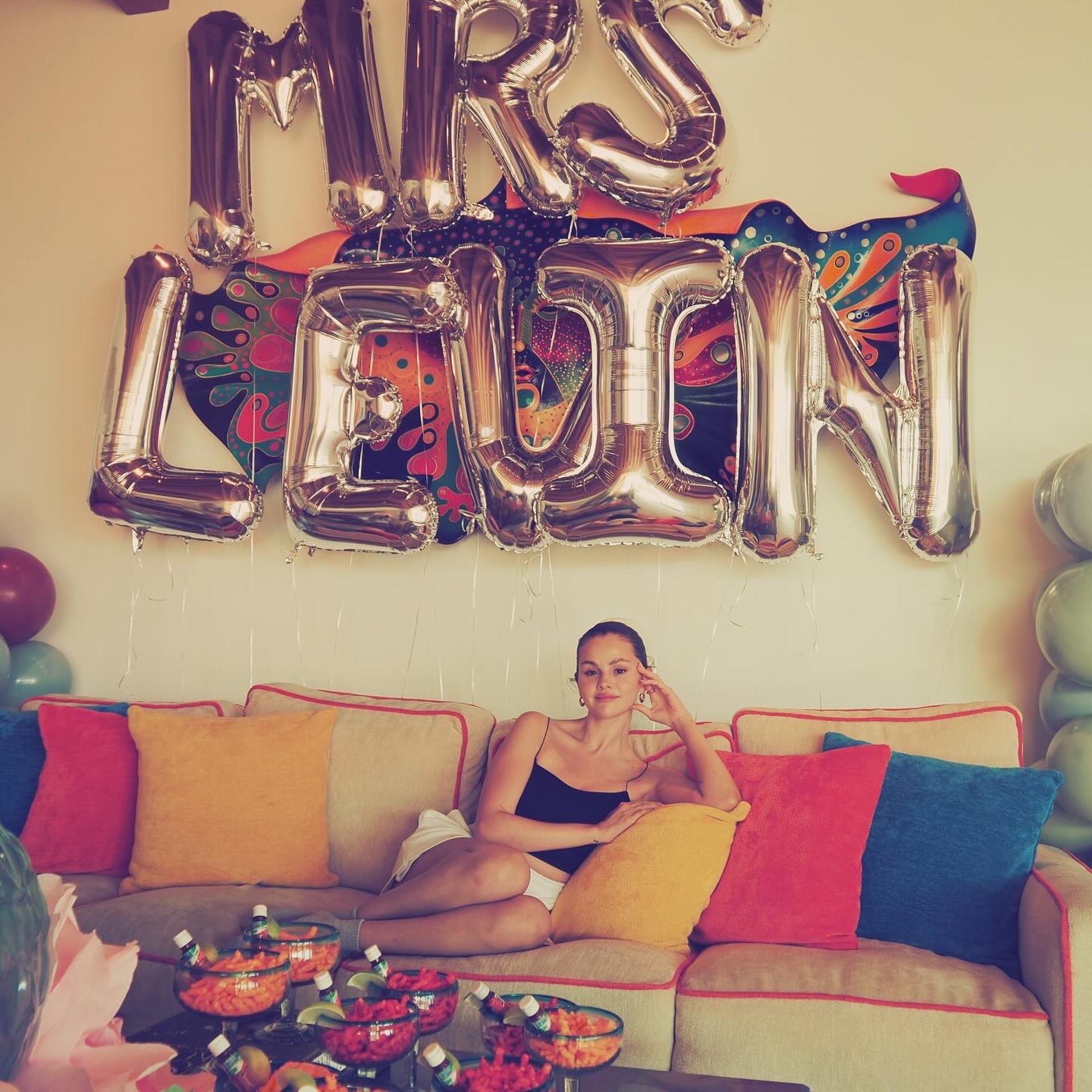 Loạt ảnh sắp làm cô dâu đạt 7,1 triệu lượt thích của Selena Gomez - 2 Loạt ảnh sắp làm cô dâu đạt 7,1 triệu lượt thích của Selena Gomez - 2