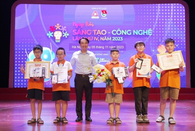 Đồng chí Nguyễn Thiên Tú - Giám đốc Trung tâm phát triển KHCN và Tài năng trẻ TƯ Đoàn trao giải Nhất cho các đội thi.