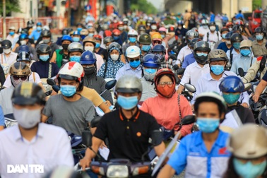 Hà Nội: Ùn tắc phương tiện ở chốt vùng đỏ, mở lại hàng quán tại vùng xanh