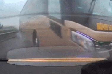 Nổi bật tuần qua: Xe khách gặp tai nạn vì phóng nhanh trên đường trơn trượt