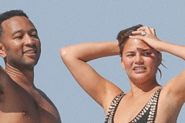 Người mẫu áo tắm khoe dáng đầy đặn