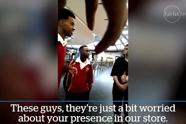 Video về hành động phân biệt chủng tộc gây bức xúc của nhân viên Apple