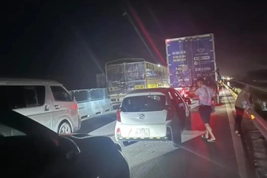 Ba ô tô va chạm liên hoàn lúc nửa đêm trên cao tốc Bắc - Nam