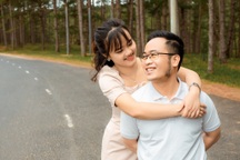 Vợ chồng trẻ nghỉ việc lương nghìn đô, bỏ nhà Hà Nội về quê bán… dao