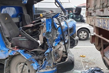 Xe thư báo vỡ toác đầu khi đâm xe container, phụ xe tử vong