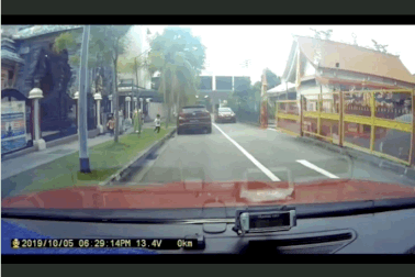 Thót tim khoảnh khắc bé trai 3 tuổi chạy sang đường bị ô tô tông trúng