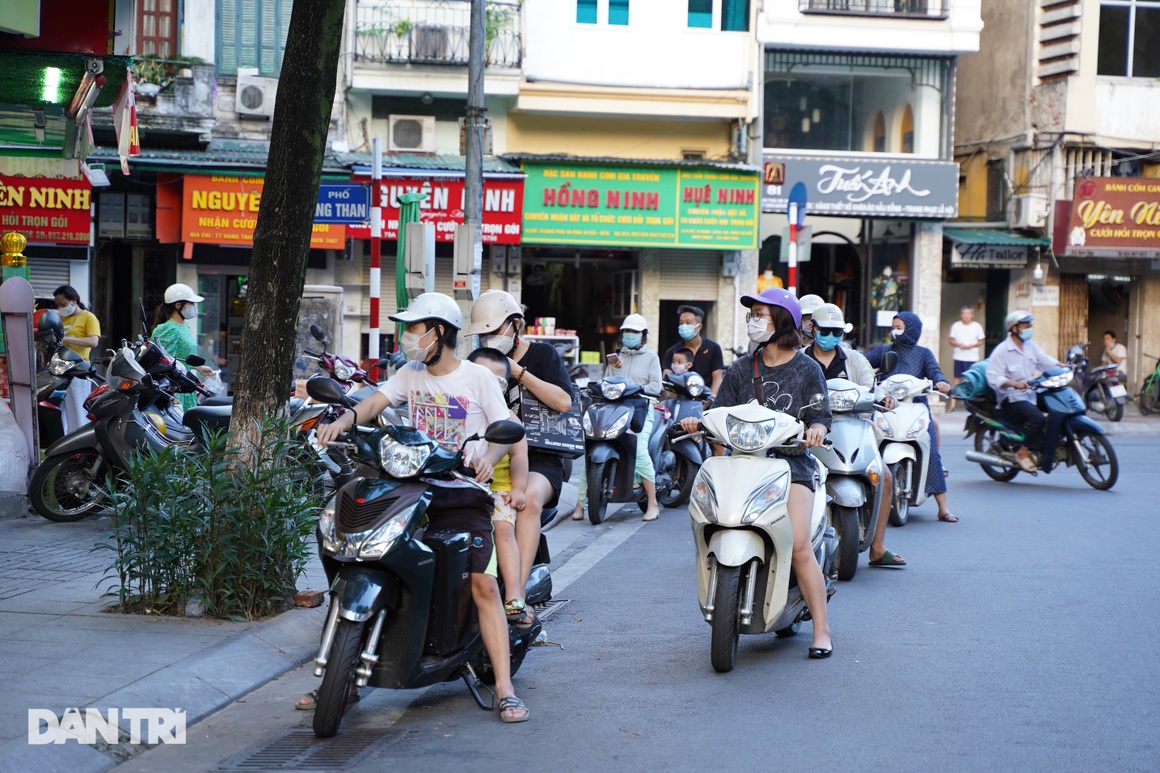 Người dân nhộn nhịp tập thể dục ngoài phố khi Hà Nội chưa hết giãn cách - 12 Người dân nhộn nhịp tập thể dục ngoài phố khi Hà Nội chưa hết giãn cách - 12