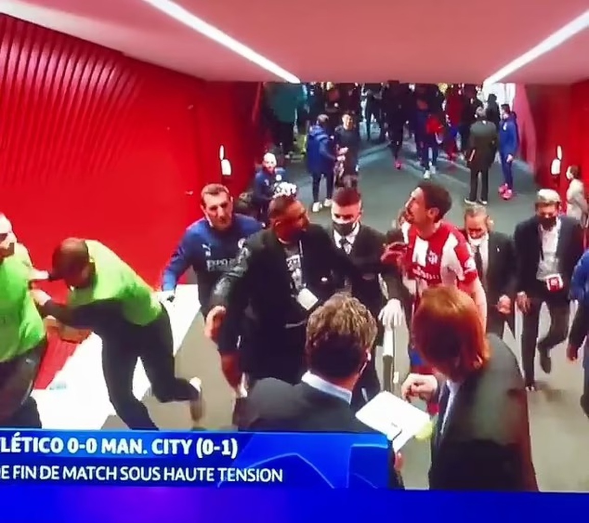HLV Pep Guardiola bị ném mưa chai, cầu thủ Man City loạn đả với Atletico - 4 HLV Pep Guardiola bị ném mưa chai, cầu thủ Man City loạn đả với Atletico - 4