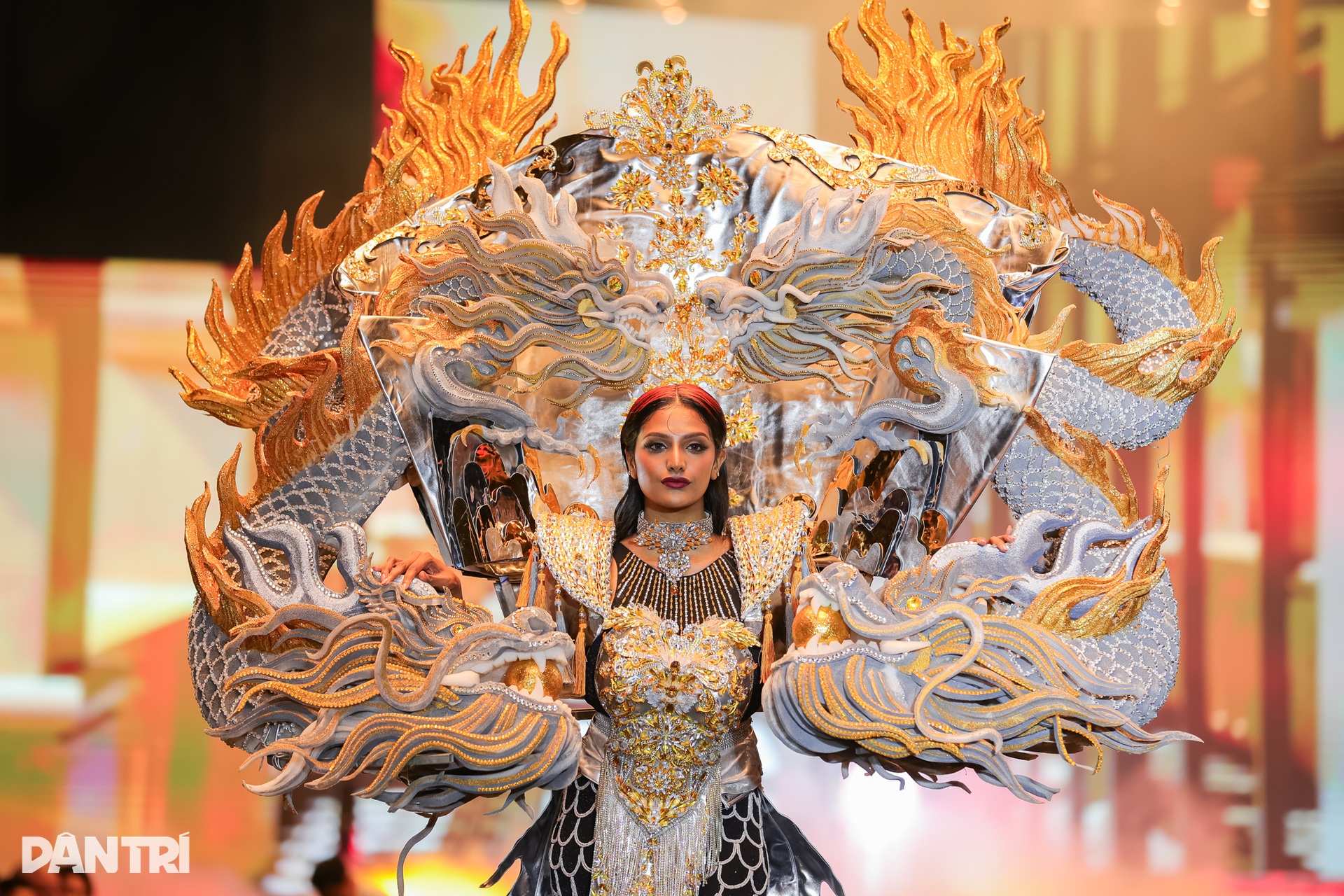 Hoa hậu Sắc đẹp Quốc tế ngưỡng mộ lòng yêu nước của người Việt Nam - 2