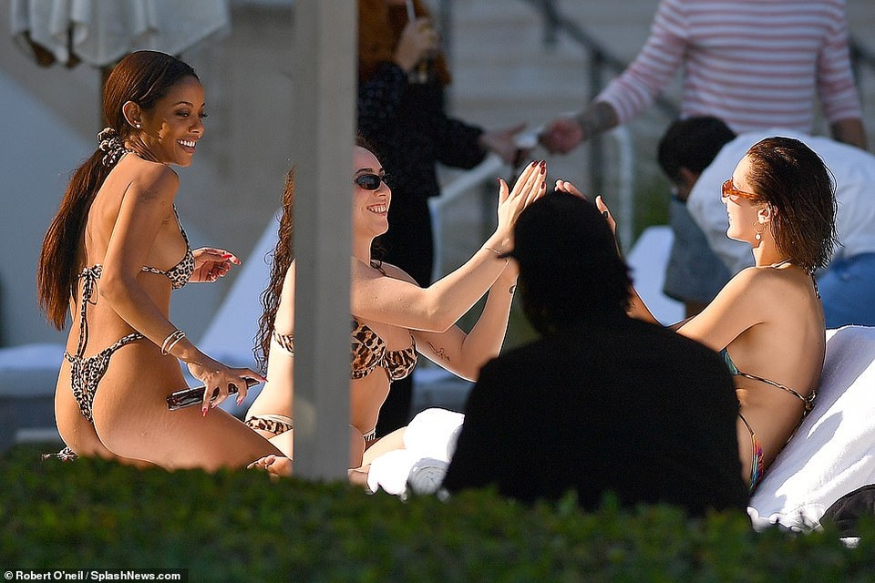 Bella Hadid diện bikini thư thái ngồi tắm nắng - 3 Bella Hadid diện bikini thư thái ngồi tắm nắng - 3
