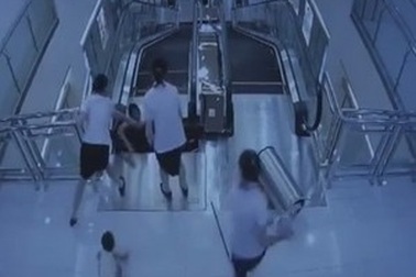 Clip "thang cuốn tử thần" gây xôn xao Internet tuần qua