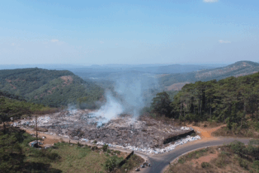 Bãi rác mù mịt khói cả tháng, huyện phải đi vay tiền "chữa cháy"