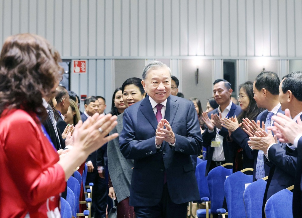 Secretário-geral To Lam se reúne com empresas finlandesas e visita comunidade vietnamita - 2 Tổng Bí thư Tô Lâm gặp gỡ doanh nghiệp Phần Lan, thăm cộng đồng người Việt - 2