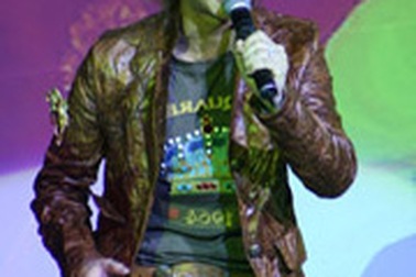 Ca sĩ Nguyên Vũ cùng nối vòng tay lớn...