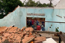 Bão số 6 chưa vào, gió đã giật tốc mái, sập tường nhà dân