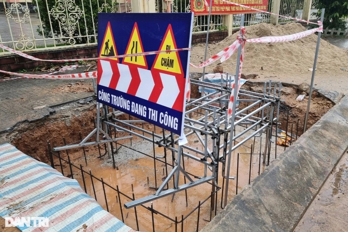 Sau vụ trang trí cầu kỳ quái, phát hiện thêm cổng chào chưa được cấp phép - 1 Sau vụ trang trí cầu kỳ quái, phát hiện thêm cổng chào chưa được cấp phép - 1
