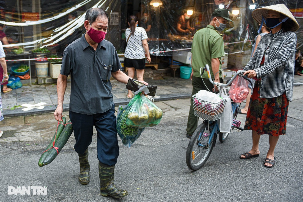 Ghé chợ nhà giàu Hà Nội: Tiểu thương đi chợ hộ người dân - 7 Ghé chợ nhà giàu Hà Nội: Tiểu thương đi chợ hộ người dân - 7