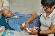 Người phụ nữ bệnh tật gồng gánh chồng ốm đau, con trai ung thư hiếm gặp