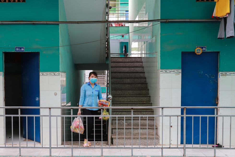 Công nhân gạt nước mắt chạy xe ôm, làm giúp việc khi nhà máy đóng cửa - 4 Công nhân gạt nước mắt chạy xe ôm, làm giúp việc khi nhà máy đóng cửa - 4