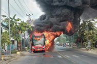 Xe khách giường nằm cháy trơ khung khi đang chạy trên quốc lộ