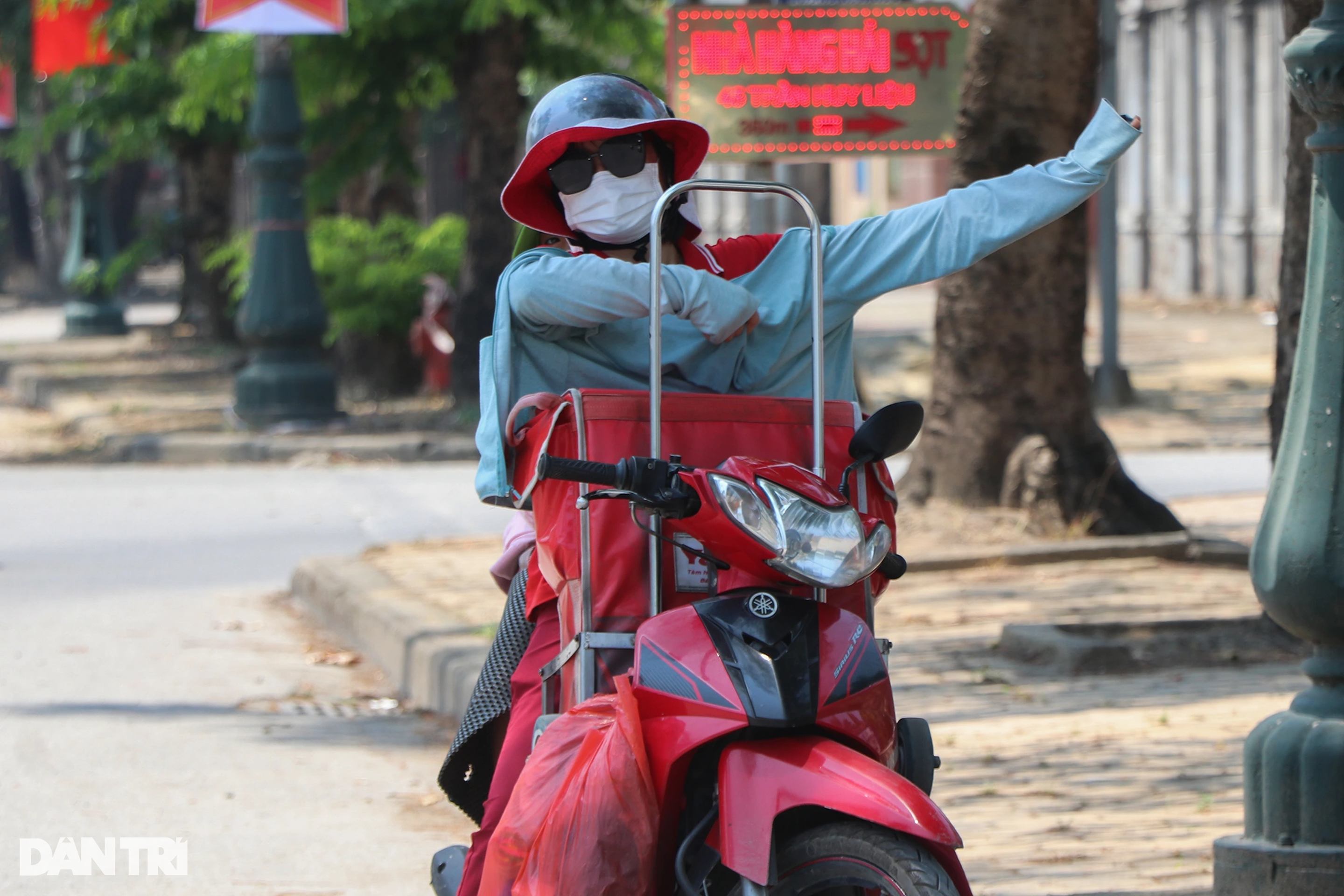 Muôn kiểu chống nóng của người lao động nơi chảo lửa - 5 Muôn kiểu chống nóng của người lao động nơi chảo lửa - 5