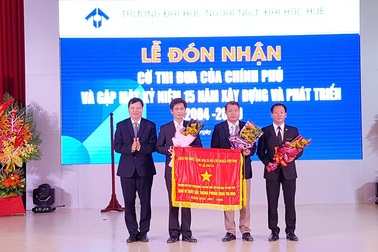 Trường ĐH Ngoại ngữ - ĐH Huế đón nhận Cờ Thi đua Chính phủ