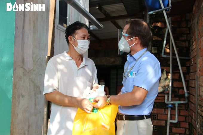 Bộ LĐ-TB&XH tiếp tục trao “túi an sinh” của Bộ đến tay người dân khó khăn - Ảnh 6.